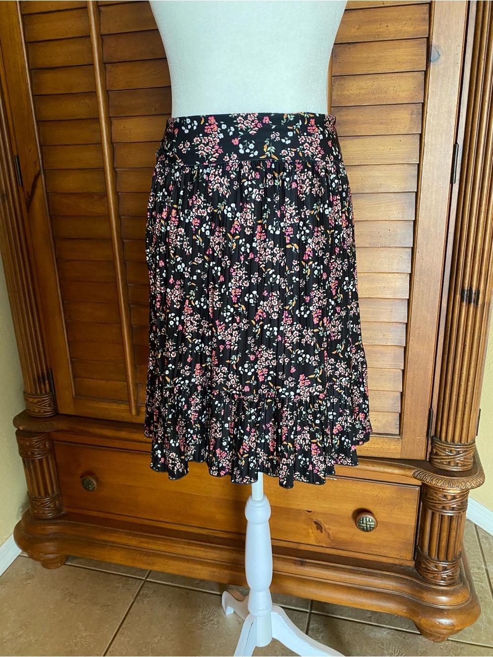 LOFT Black Pleated Midi Skirt with Pink & White Floral Print - Picture 5 of 6